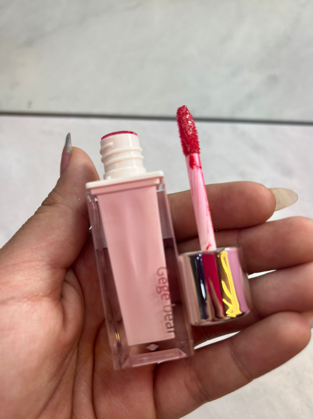 Lip Gloss Con Color Tapa Plateada Gege Bear GX1105 - Tono 734 Fucsia